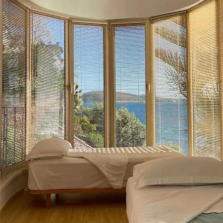 Aphrodite Direct Access To Beach Villa